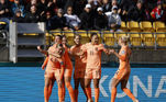E aos 17 minutos de jogo, saiu o primeiro gol do jogo! Em grande construção de jogada, as holandesas trocaram passes até chegar a área adversária. Com velocidade, Martens encontrou Pelova aberta pela direita, que rolou para Roord, que chutou cruzado da entrada da área. Holanda 1, Estados Unidos 0