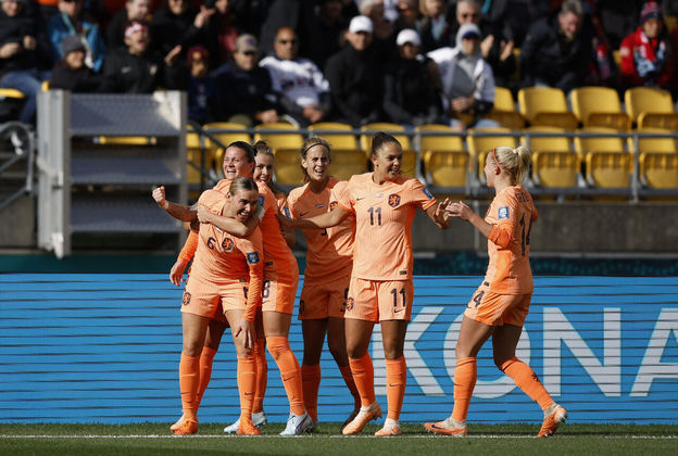 E aos 17 minutos de jogo, saiu o primeiro gol do jogo! Em grande construção de jogada, as holandesas trocaram passes até chegar a área adversária. Com velocidade, Martens encontrou Pelova aberta pela direita, que rolou para Roord, que chutou cruzado da entrada da área. Holanda 1, Estados Unidos 0