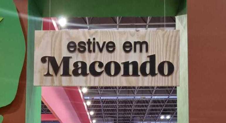 Um pedacinho da natureza exuberante da Macondo, cidadela eternizada em Cem Anos de Solidão, por Gabriel García Márquez, recebe os visitantes logo na entrada do estande da Record. Lá, há também uma casa habitada pela personagem Baleia, de Graciliano Ramos, e pelo poeta Carlos Drummond de Andrade 