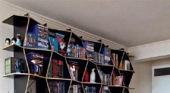 estante de livros com design diferente