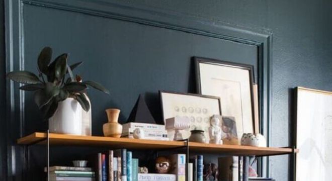 estante de livros para quarto com prateleiras de madeira e estrutura de metal 