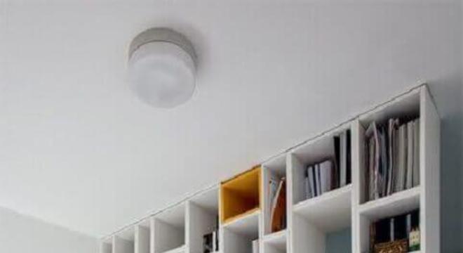 estante de livros para quarto todo branco