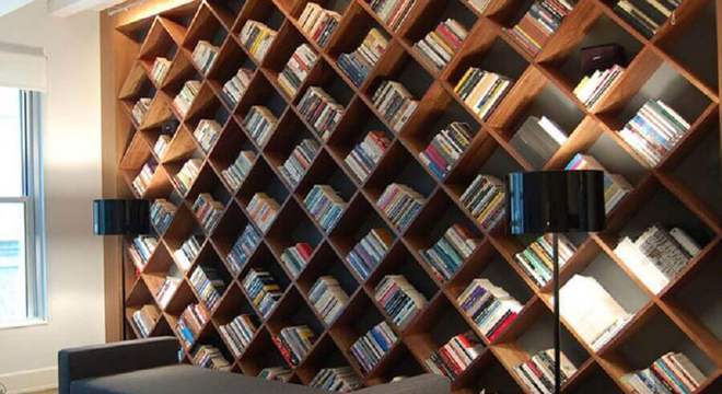 estante de madeira para livros com nichos na vertical