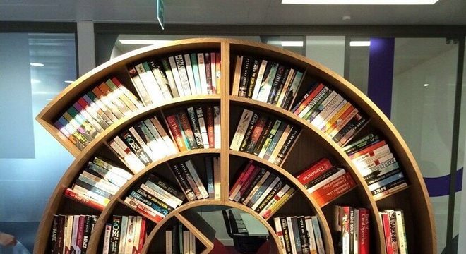 estante de madeira para livros em formato espiral