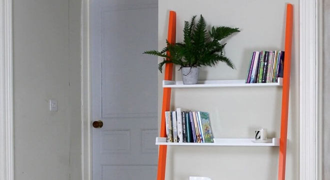 Estante escada branco com acabamento em laranja