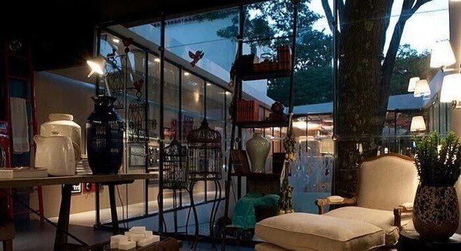 Estante escada com acabamento vintage utilizada na sala de estar