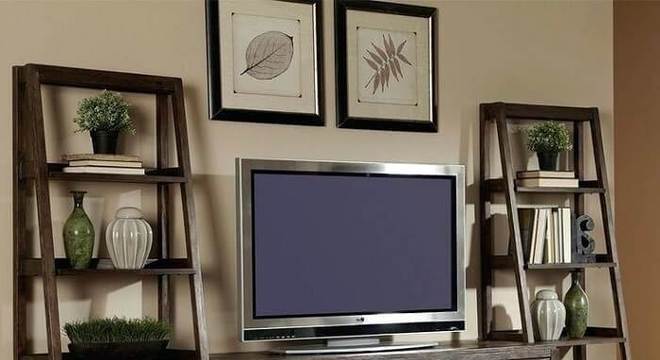 Estante escada embutida no rack para sala de estar