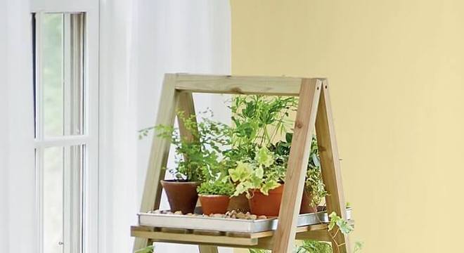 Estante escada madeira serve de apoio para vasos de plantas