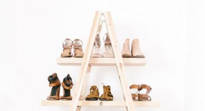 Estante escada madeira utilizada como sapateira
