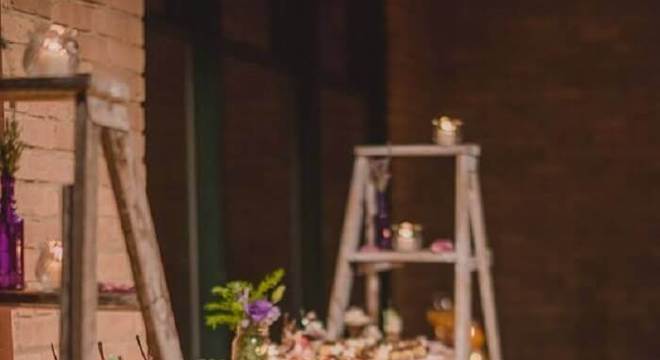 Estante escada serve de base para salgados da festa