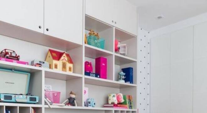 Estante para brinquedos com TV e gavetas cor de rosa para quarto planejado