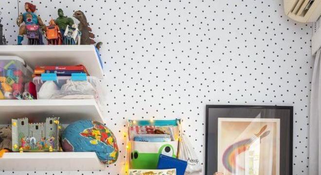 Estante para brinquedos e livros no quarto infantil