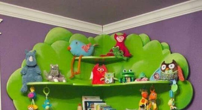 Estante para brinquedos e livros no quarto infantil