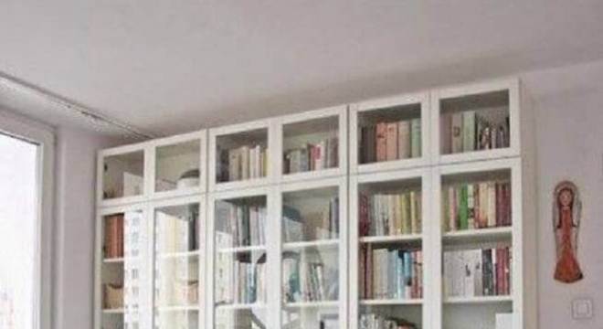 estante para livros com porta de vidro