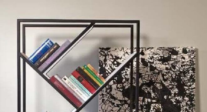 estante pequena para livros com estrutura de metal 