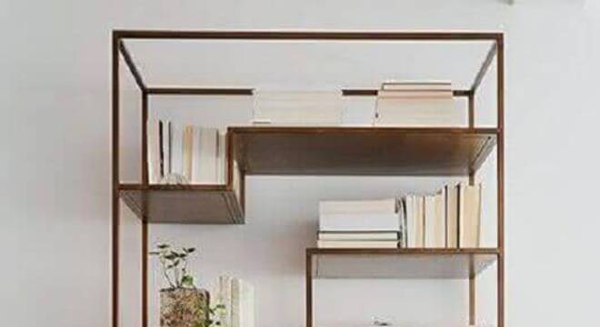 estante pequena para livros com estrutura de metal e prateleiras de vidro