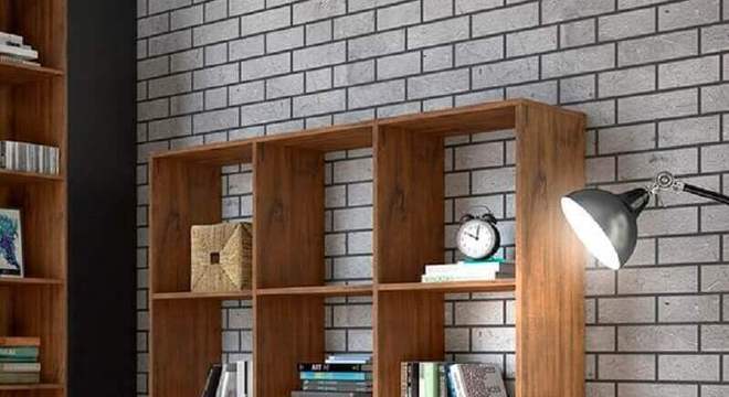 estante pequena para livros feita em madeira e com rodinhas