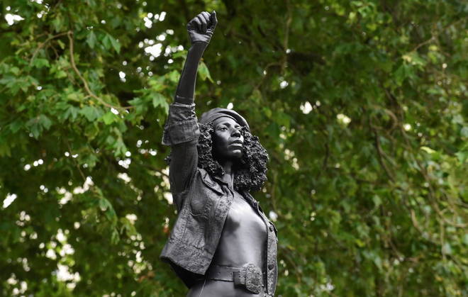 A cidade de Bristol substituiu nesta quarta-feira (15) a estátua do escravagista Edward Colston pela imagem de Jen Reid, uma manifestante negra que participou dos protestos contra o racismo na cidade no mês passado, quando a estátua de Colston foi derrubada