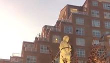 Manifestantes derrubam estátua de Colombo em Baltimore