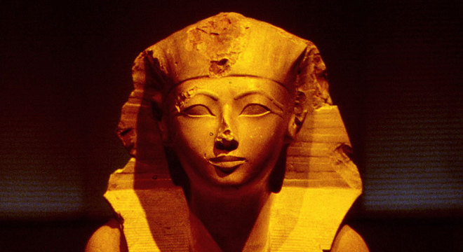 Quando Hatshepsut passou de regente a faraó, sua imagem começou a se transformar; aqui, ela ainda aparece com traços femininos, mas também com um nemés, o símbolo dos reis, na cabeça