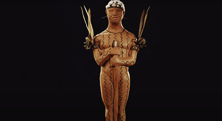 Estátua de madeira que será entregue pelos yanomami no Oscar