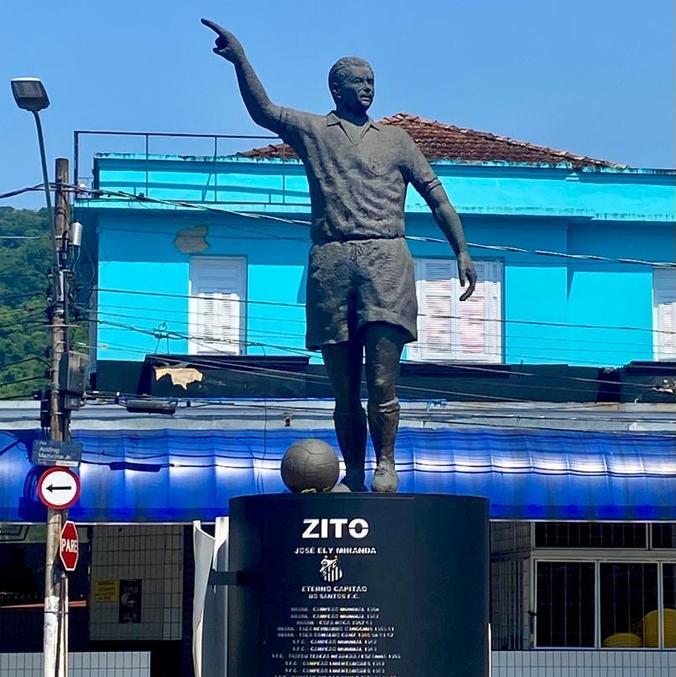 Estátua do ídolo Zito em frente ao estádio Urbano Caldeira (Vila Belmiro)