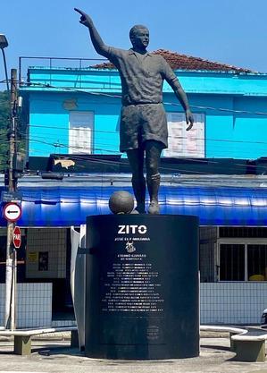 Estátua do ídolo Zito ao lado do estádio da Vila Belmiro