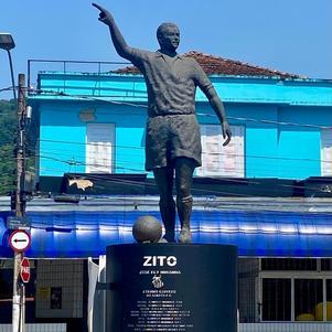 Estátua do ídolo Zito ao lado do estádio da Vila Belmiro