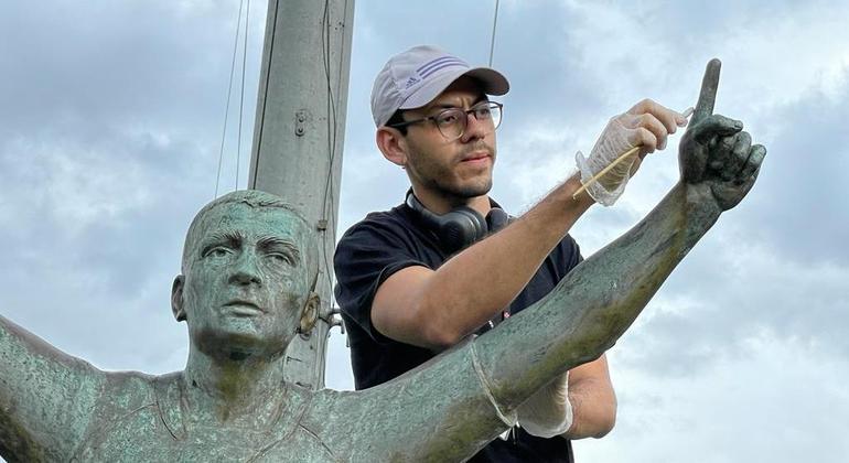 Estátua de Romário passa por restauração no Vasco
