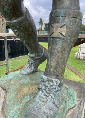 Partes da estátua sofreram pela exposição ao tempo