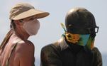 A estátua de Carlos Drummond de Andrade, no Rio de Janeiro, com um lenço no rosto dura te a pandemia do novo coronavírus