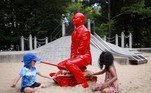 Segundo o autor, a escultura de Putin “denuncia o absurdo da guerra e põe em evidência a coragem das crianças ante situações violentas e catastróficas causadas por terceiros”