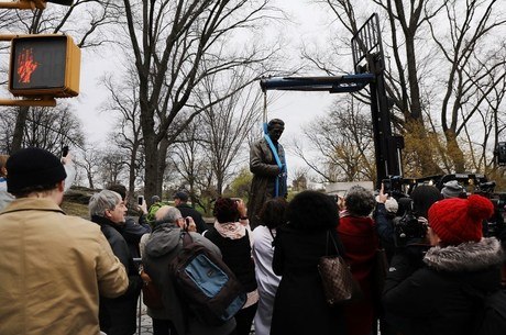 A estátua foi retirada na manhã desta terça-feira