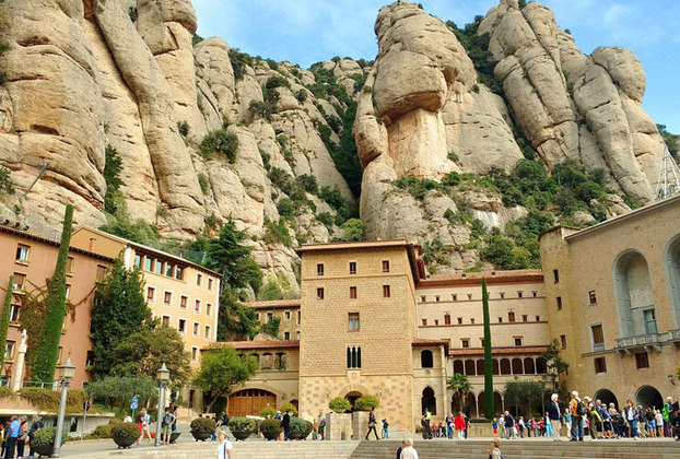 Este destino ainda abriga o Mosteiro de Montserrat, zona de peregrinação para os cristãos, onde fica a “Virgen de Montserrat”, padroeira da Catalunha. Pela sua representatividade para a sociedade catalã, se tornou um ponto turístico até como forma de propagação de sua cultura. 