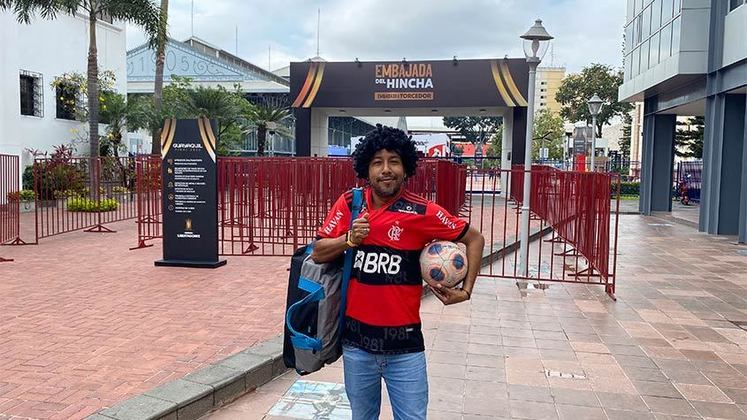 Este equatoriano estava vestido com a camisa do Bruno Henrique e cravou que o Flamengo será campeão em Guayaquil.