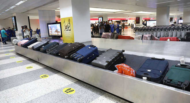 A água morta prende o navio e o move para frente e para trás, como uma esteira de malas no aeroporto