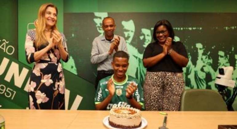 Estevão - Contrato Profissional Palmeiras