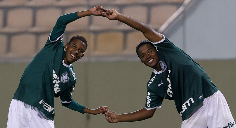 Estêvão e Endrick comemoram gol pelo Palmeiras