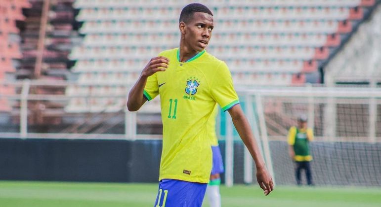 Na seleção brasileira sub-17, foi convocado pela primeira vez em outubro de 2022, quando ainda tinha 15 anos. Na ocasião, o Brasil participou de uma série de amistosos
