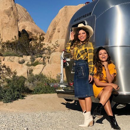 E elas são blogueirinhas meeeesmo! Viajam pelo mundo e compartilham o look do dia com as seguidorasÂ