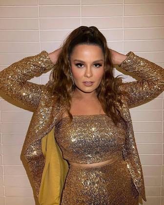É um look monocromático e trabalhado no brilho da cabeça aos pés que você quer? Pois a gata também dá esse exemplo poderosíssimo