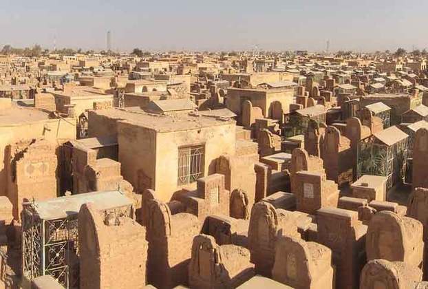 Estima-se que mais de 6 milhões de pessoas repousem neste cemitério, sendo predominantemente xiitas iraquianos, mas também incluindo iranianos e paquistaneses, de acordo com alguns historiadores.