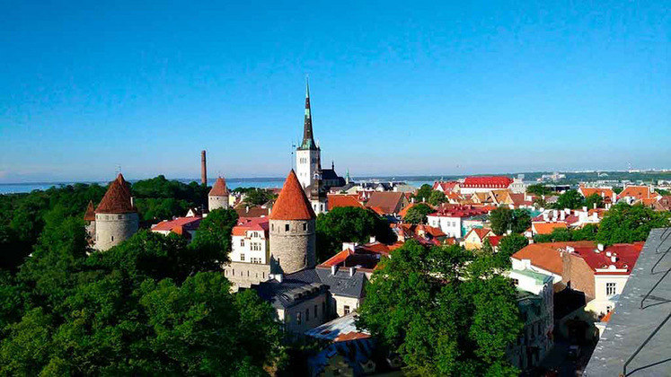 Estônia - Com mais de 1.500 ilhas, tem florestas primitivas, praias rochosas e lagos.  Há castelos e fortalezas no alto de colinas. E a cidade antiga, na capital Tallin, tem museus e uma torre de TV de 314m de altura com plataforma para observação. 