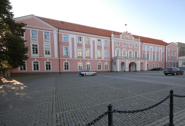 Estônia: 	República parlamentarista. Presidente: Alar Karis. Primeiro-ministro: Kaja Kallas. Capital: Talín. Na foto, Riigikogu, sede do parlamento. 