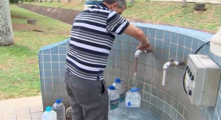 Com medo de desabastecimento, moradores estocam água em galões para emergência