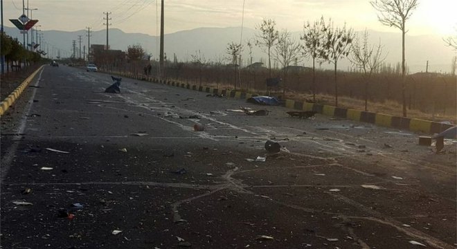 Entre as imagens divulgadas estavam os restos de um veículo que teria sido detonado perto do carro de Fakhrizadeh