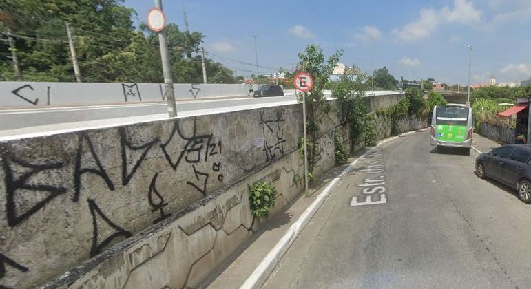 Populares ligaram para a polícia após verem o homem pulando do veículo na Estrada de Taipas