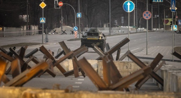 Ruas de Kiev contam com bloqueios para impedir invasão de tropas russas
