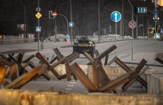 A resistência ucraniana para conter a ofensiva russa em Kiee, fez as
Forças Armadas de Putin recuarem. Segundo informações de inteligência, a força
do exército de Zelenski na capital estava diminuindo a moral dos soldados de
Moscou, restando à Rússia recuar e iniciar uma nova investida na região leste
do país