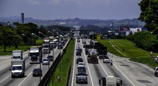 Veículos trafegam na Via Dutra (BR-116)